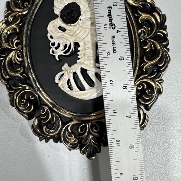 Mr. & Mrs Skeleton Framed Gothic Cameo Wall Decor 6.5" X 8.5" 3D Skull Halloween - Picture 7 of 9